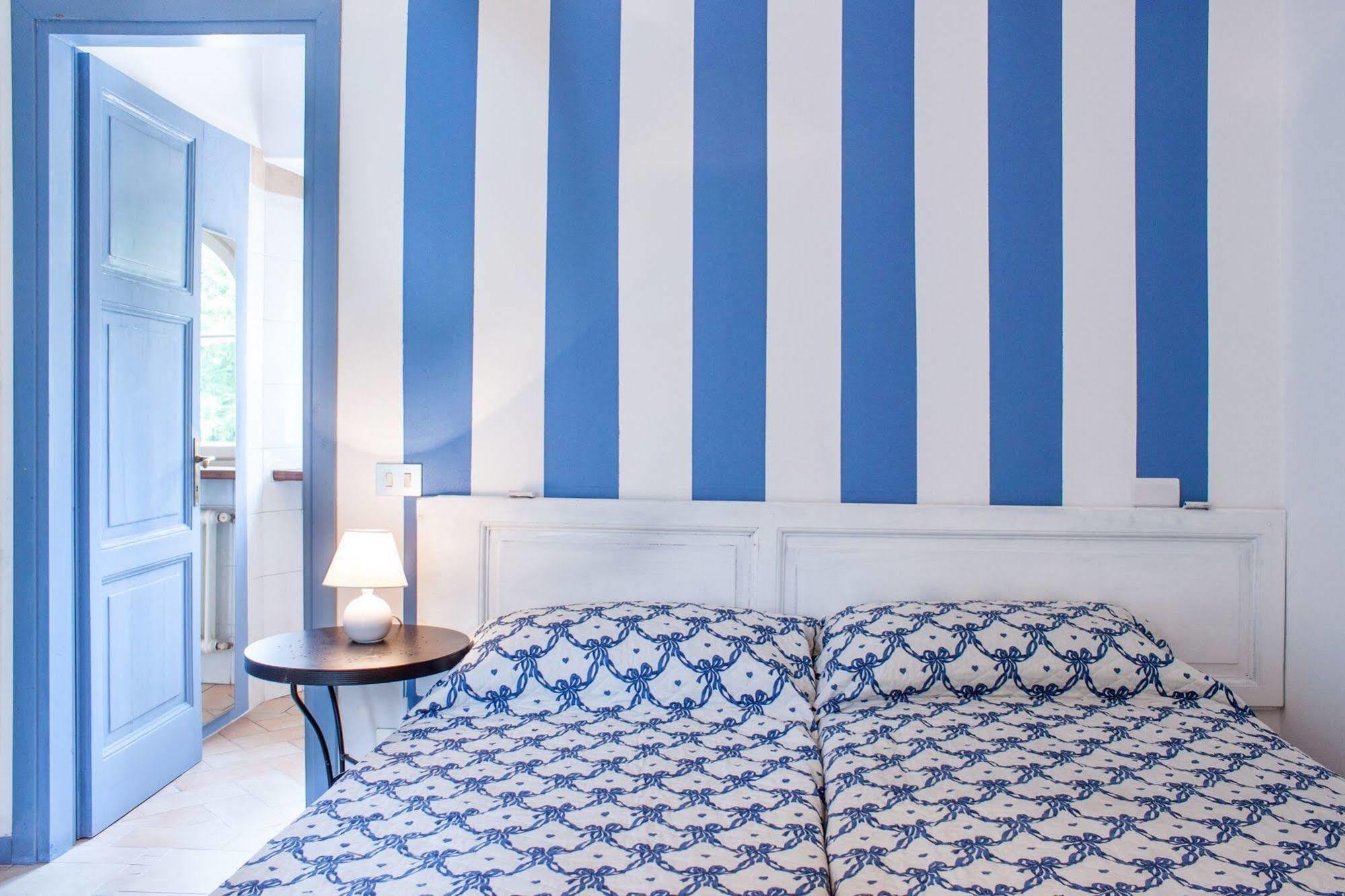 チェルノッビオ Casa La Viola Blu Bed & Breakfast エクステリア 写真